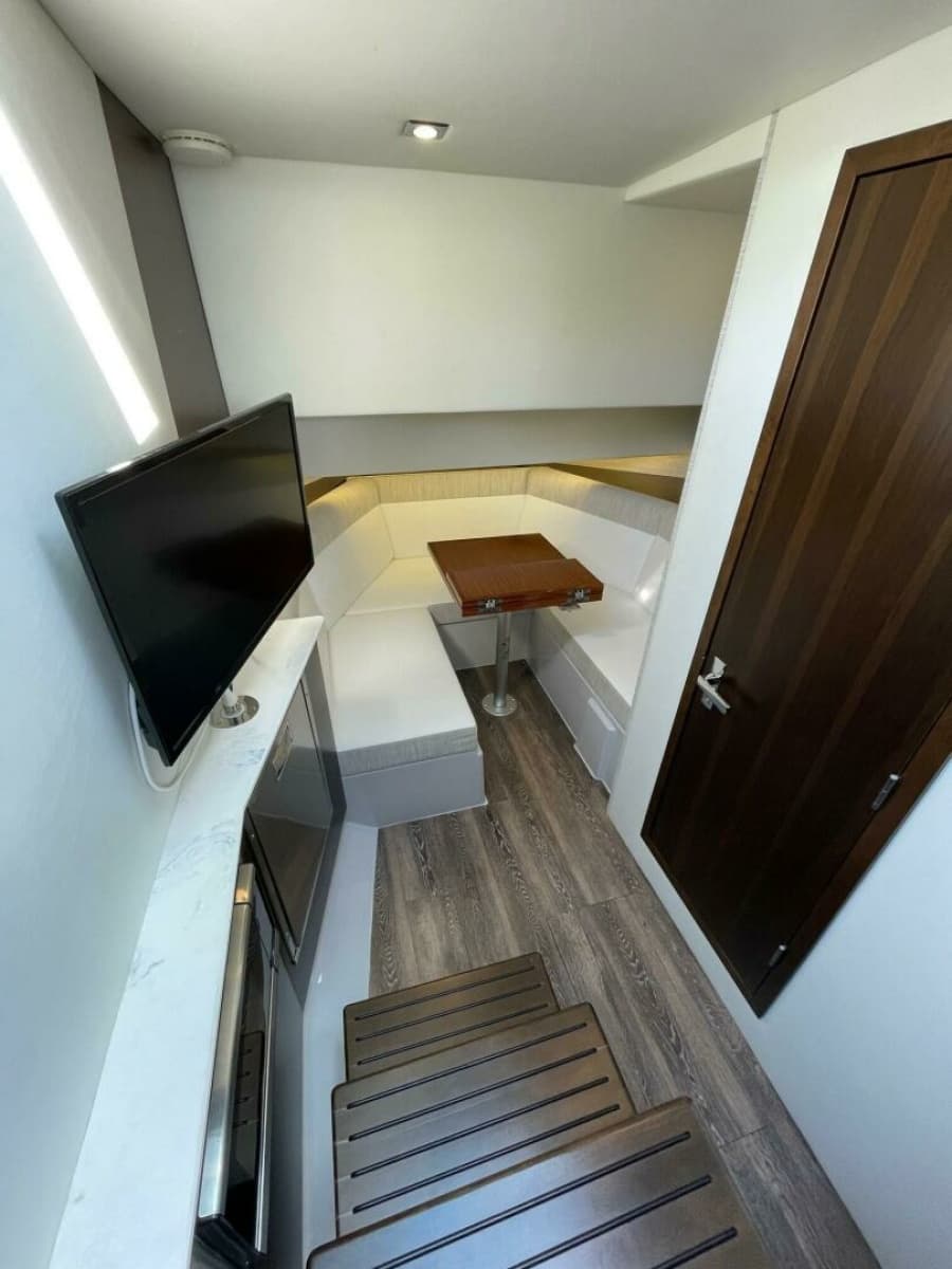 Cruisers Yachts 38 GLS -