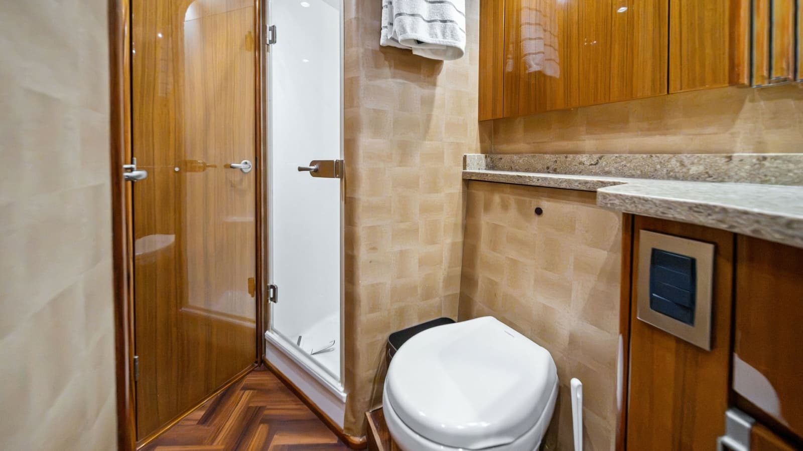 Luxurious Guest Head with Shower