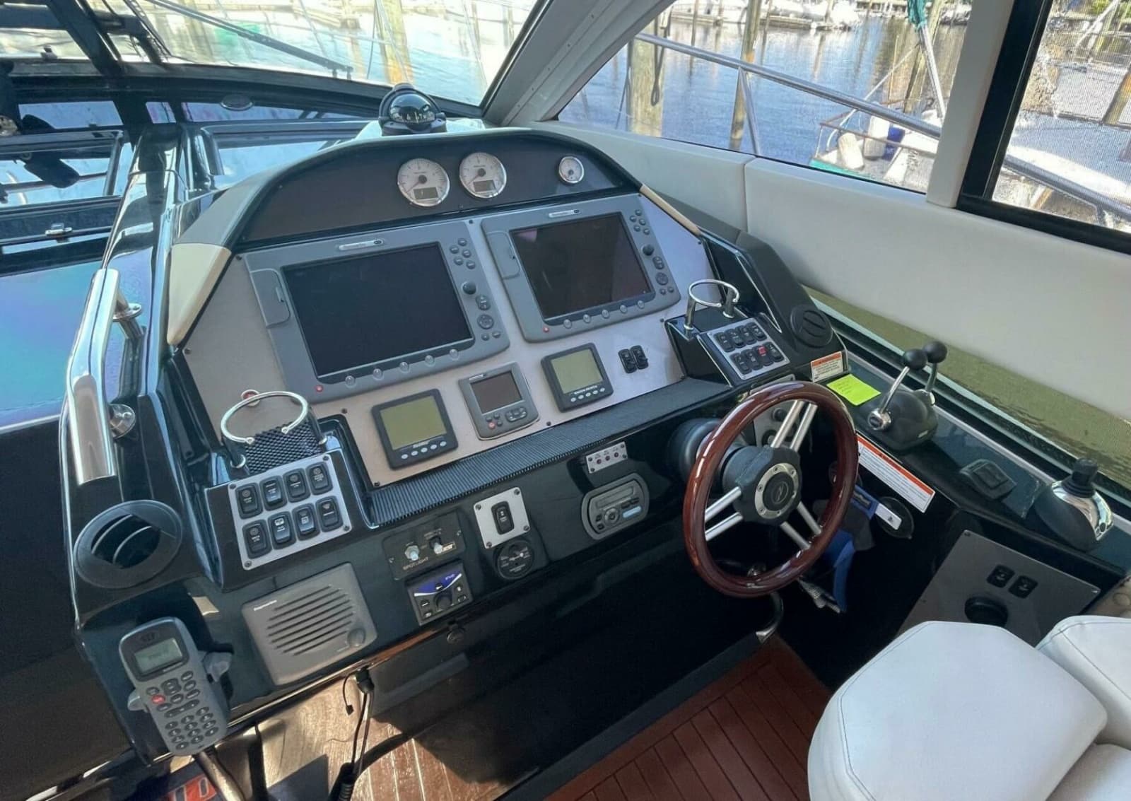 Regal 52 Sport Coupe - Helm