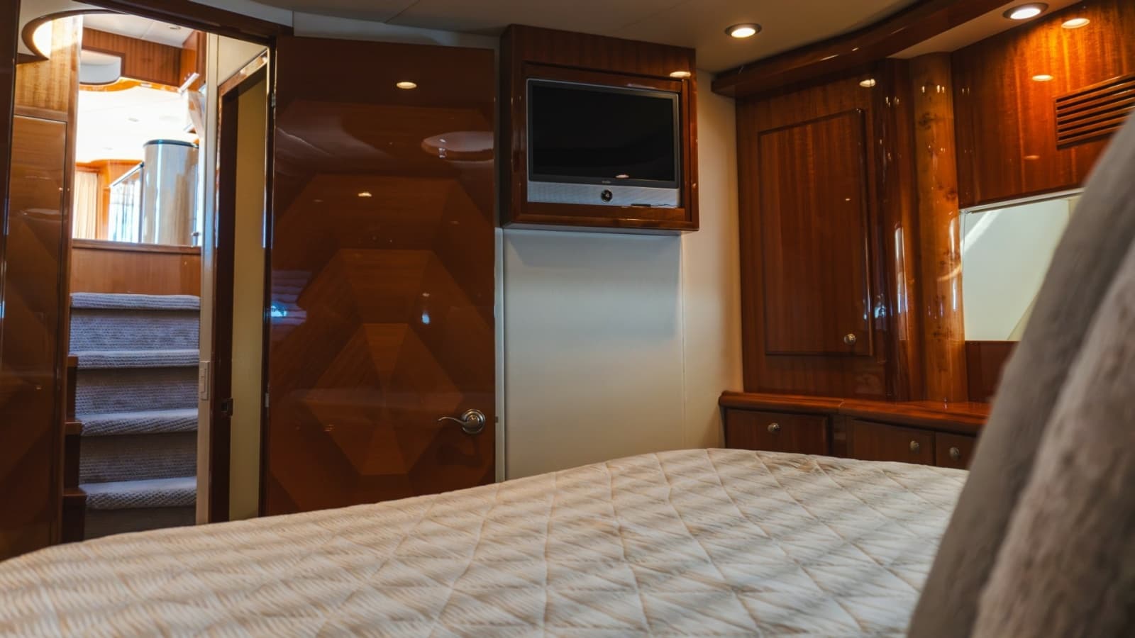 2012 McKinna 69 Skylounge