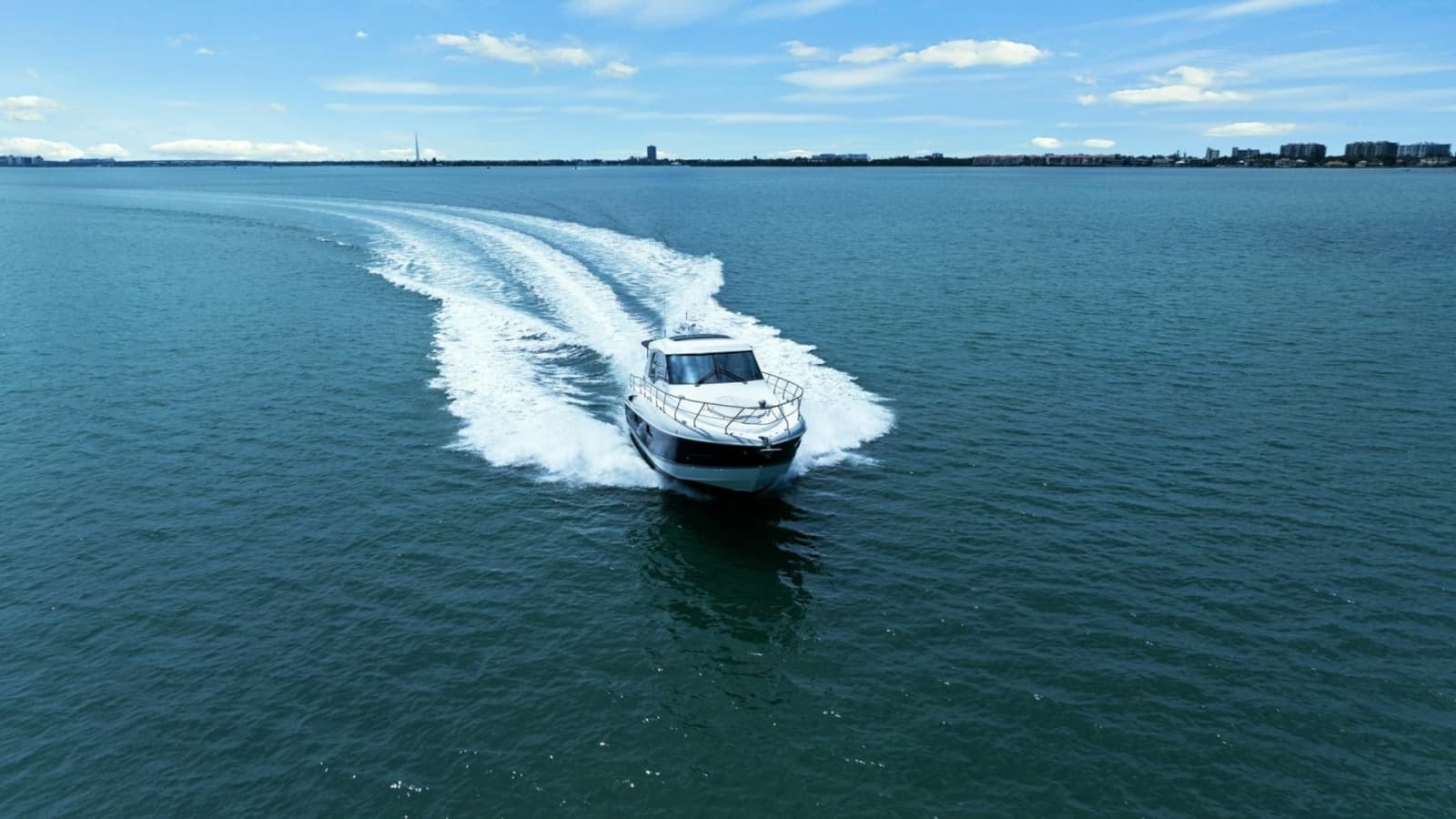 2014 Cruisers Yachts 48 Cantius