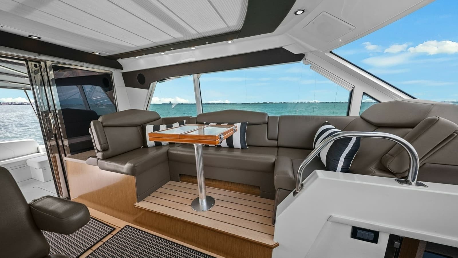 2014 Cruisers Yachts 48 Cantius