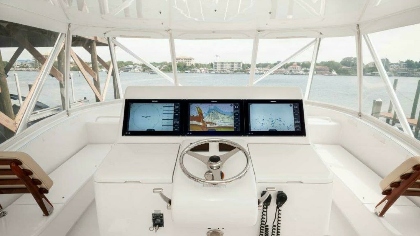 2016 Hatteras GT60 KNOT ON CALL Helm 2