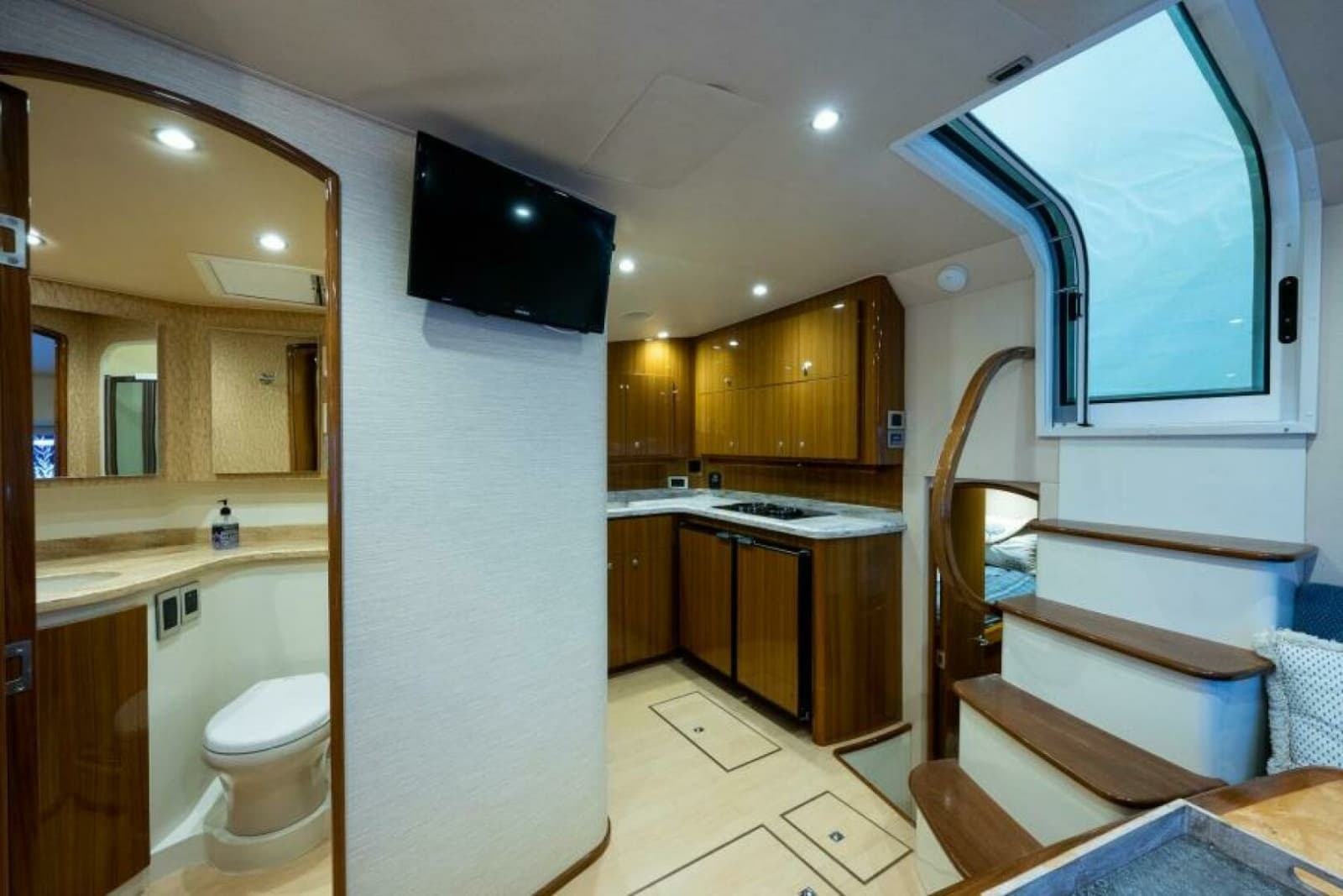 Viking 42 - Drop'Em - Salon