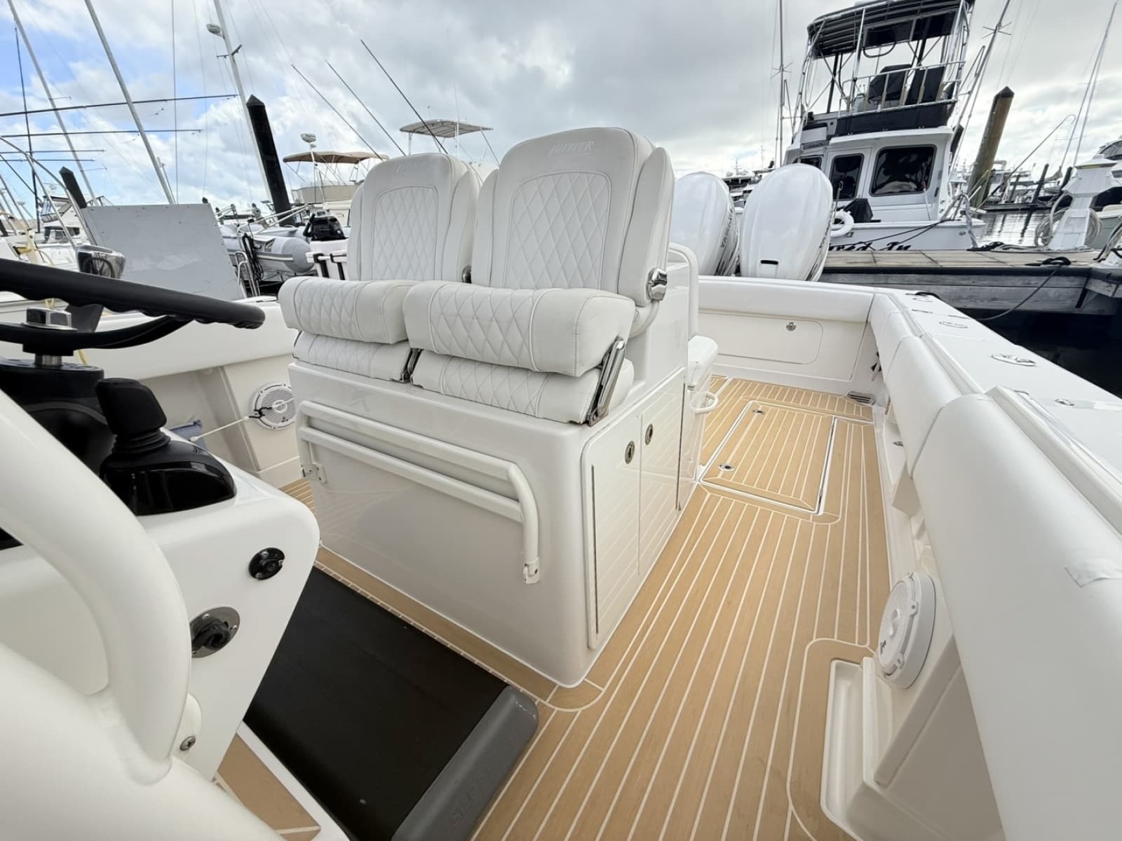 Jupiter 38 - PLAYPEN - Helm