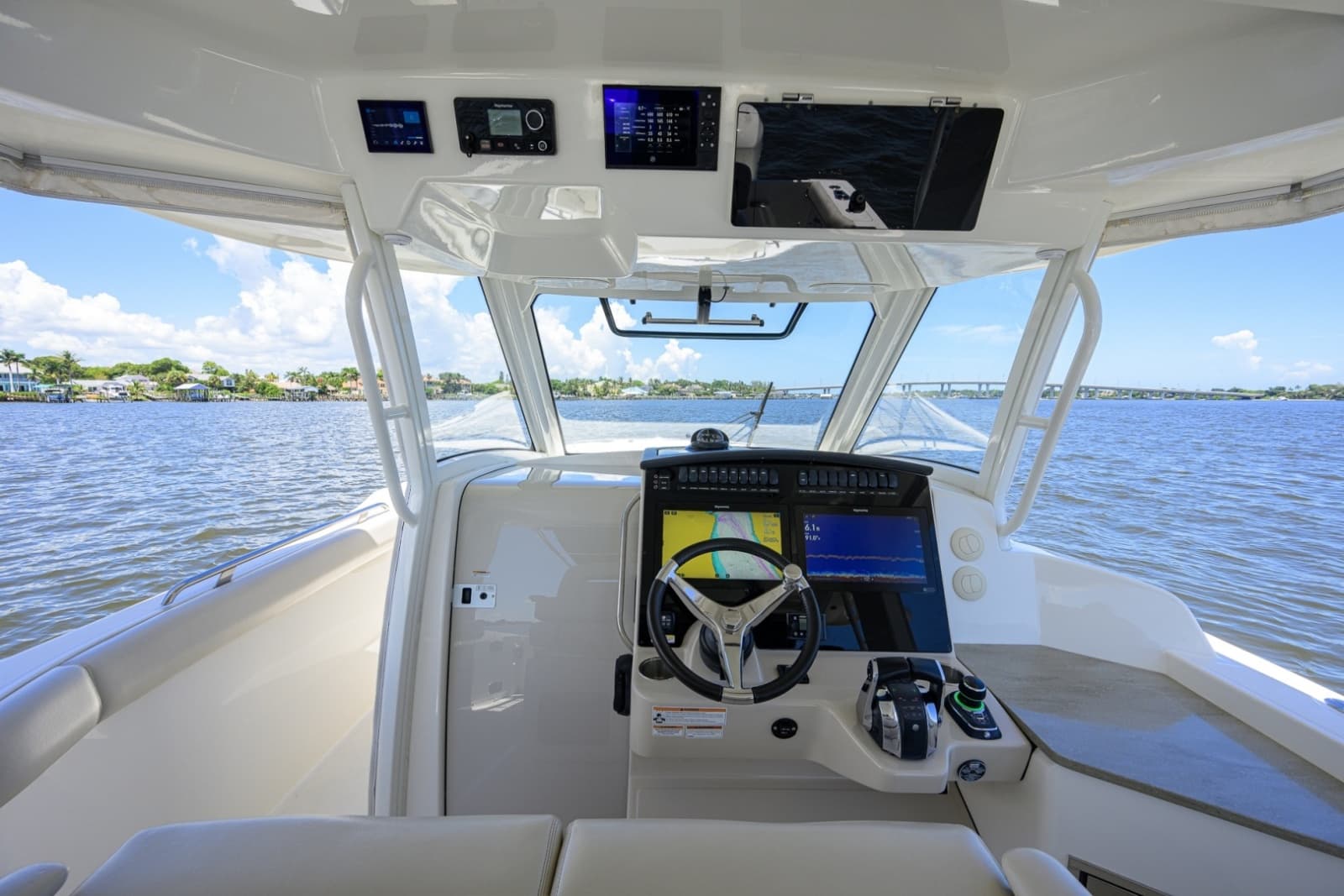 Boston Whaler 35 - DERRYN -  Helm