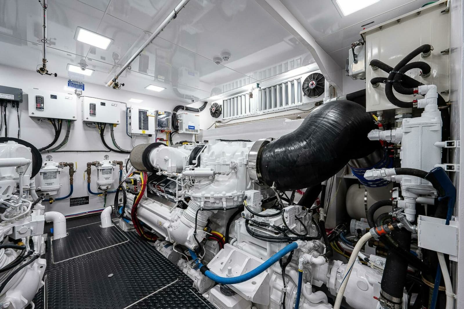 Viking 75 MIRAGE -  Engine Room