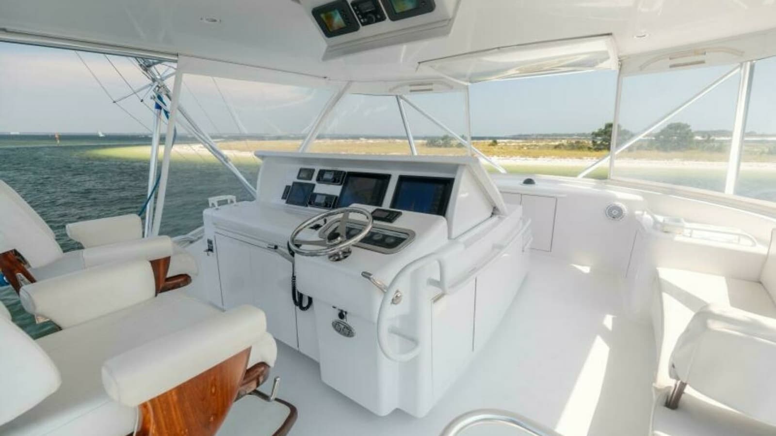 2008 Hatteras 60 Convertible Helm 7