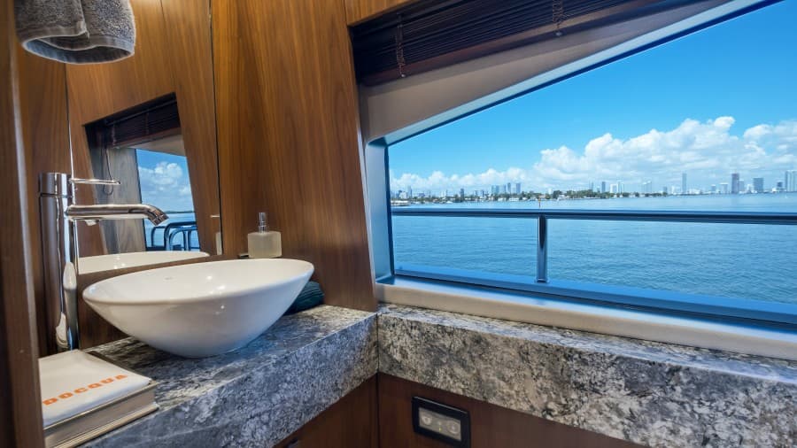 2018 Sunseeker 86 Yacht
