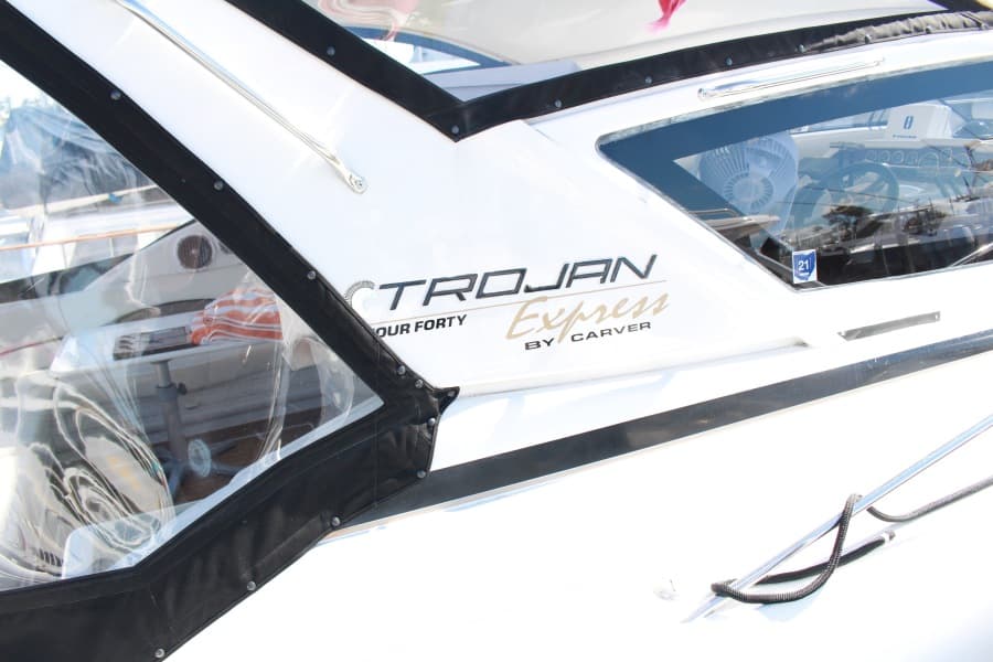 2000 Carver Trojan 440 Express