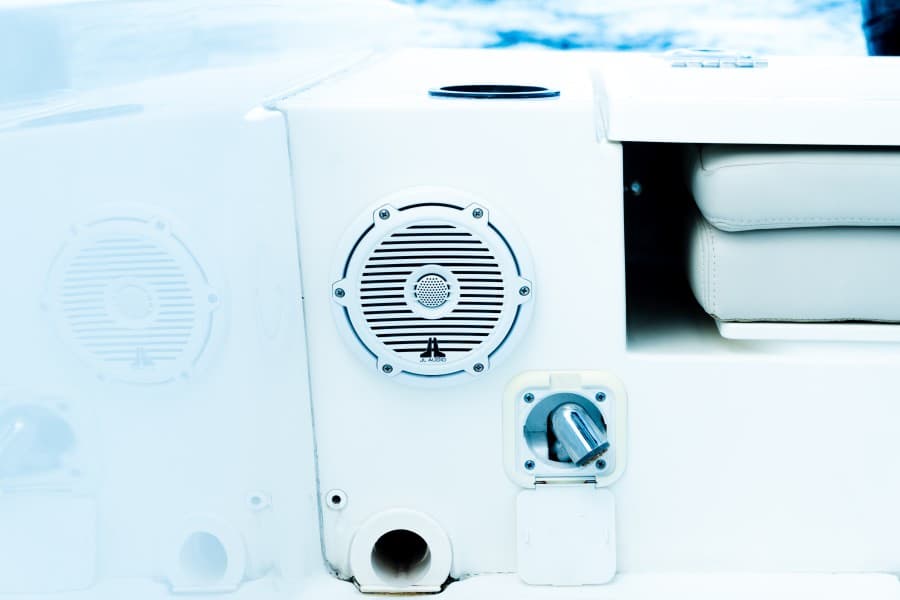 Boston Whaler 21 - Speaker