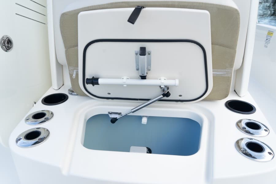 Boston Whaler 21 - fwd console Seating livewell