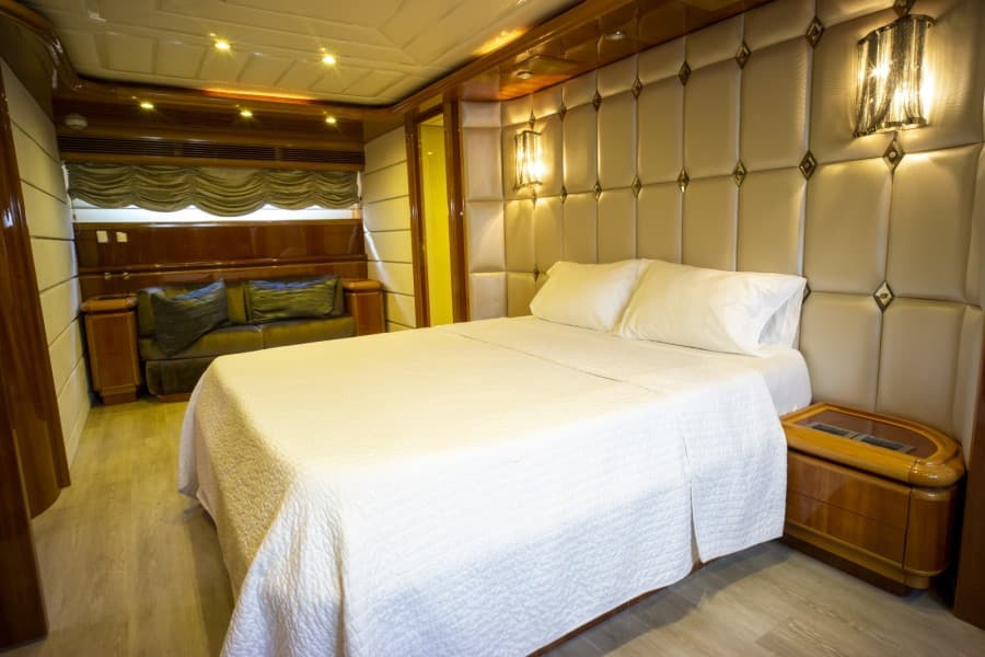 2000 Ferretti Yachts Custom Line 94