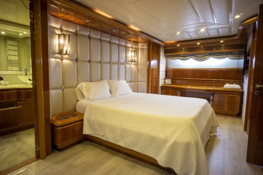 2000 Ferretti Yachts Custom Line 94
