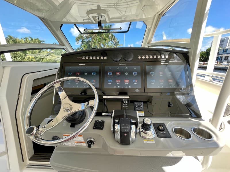 2016 Boston Whaler 420 Outrage