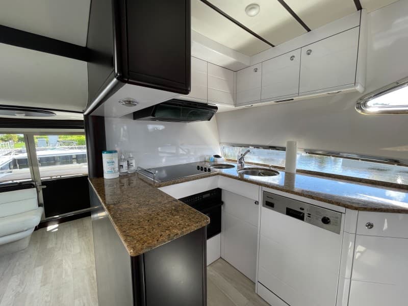 2001 Ferretti Yachts 680