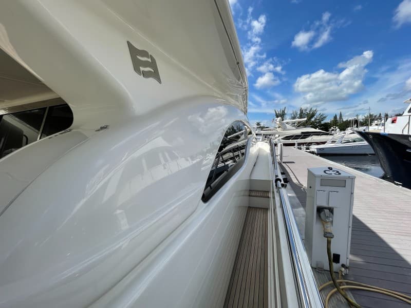 2001 Ferretti Yachts 680