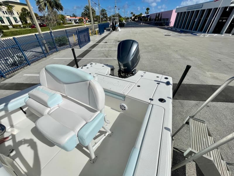 2019 Robalo 25' Cayman SD - Helm Seating