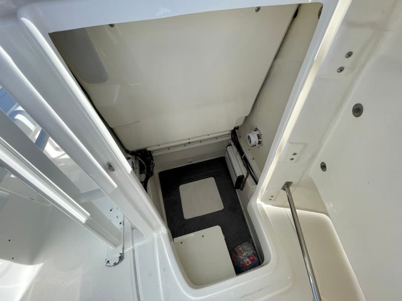 2019 Robalo 25' Cayman SD - Access in console