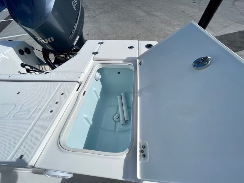 2019 Robalo 25' Cayman SD - port live well