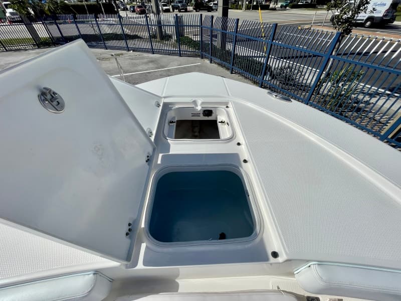 2019 Robalo 25' Cayman SD - Forward live well