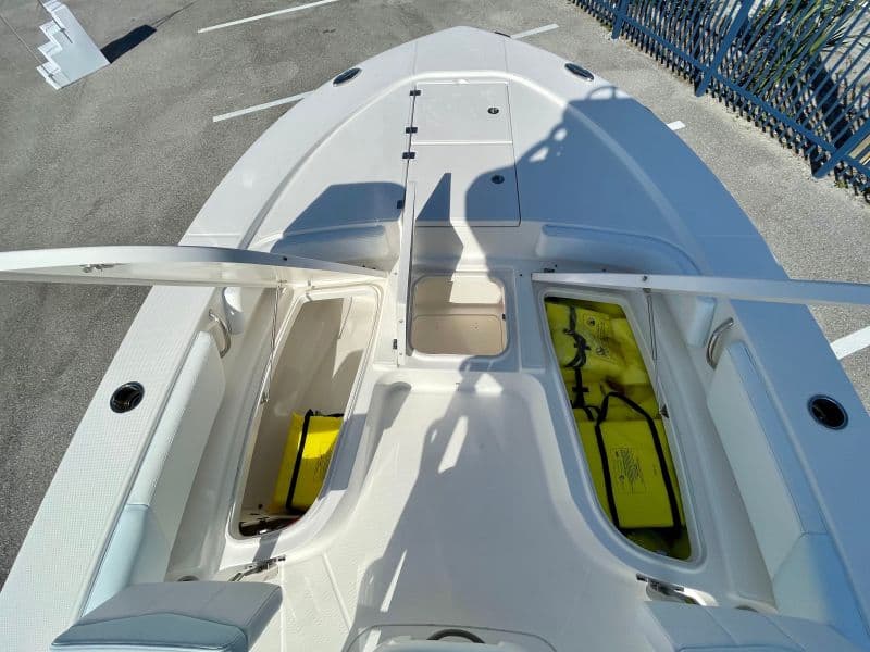 2019 Robalo 25' Cayman SD - forward storage