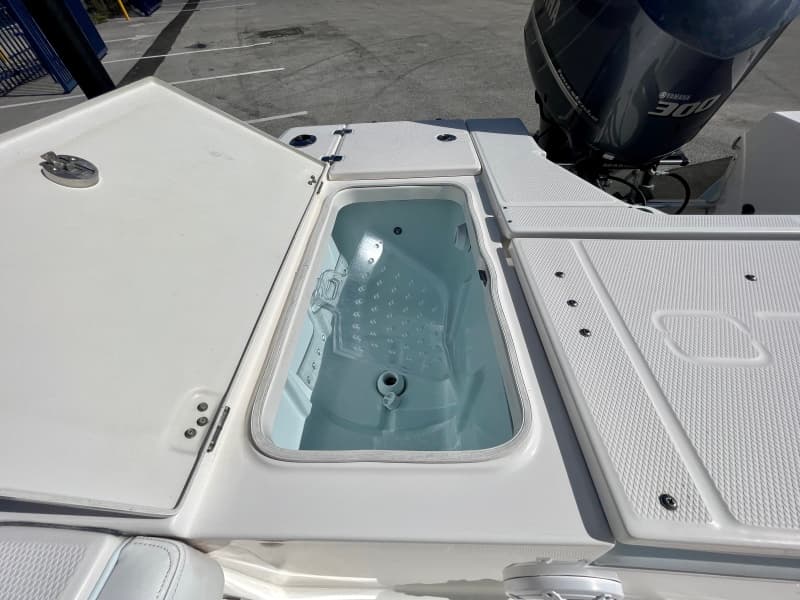 2019 Robalo 25' Cayman SD - starboard live well