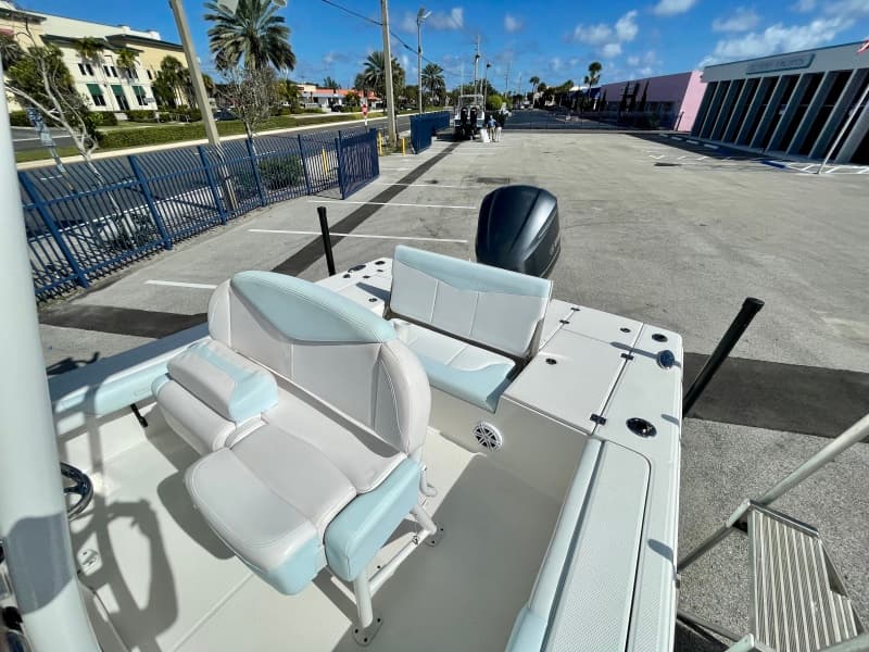 2019 Robalo 25' Cayman SD - Helm Seating