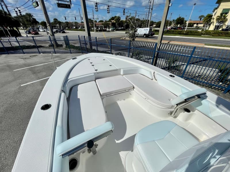 2019 Robalo 25' Cayman SD - forward seating