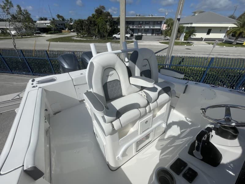 2018 Tidewater 28 280CC - helm chairs