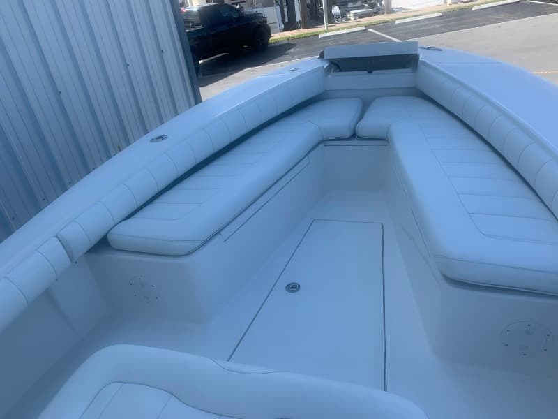 2010 Regulator 26 Forwarding Seating