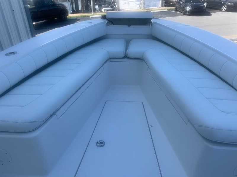 2010 Regulator 26 Forwarding Seating