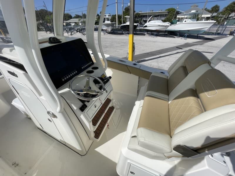 2020 Pioneer 266 Pelagic - helm
