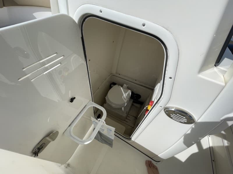 2020 Pioneer 266 Pelagic - toilet