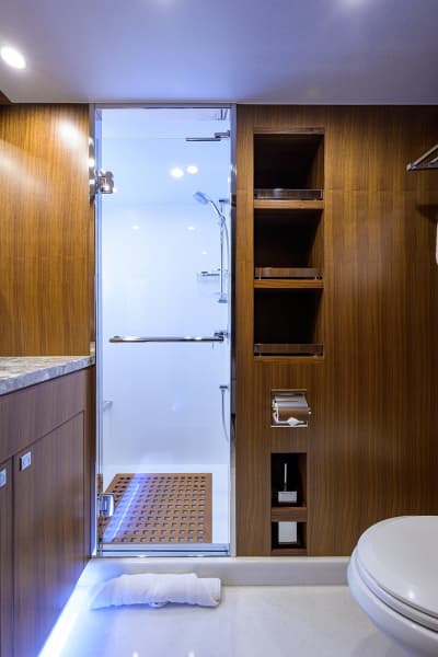 Guest Head - Starboard
