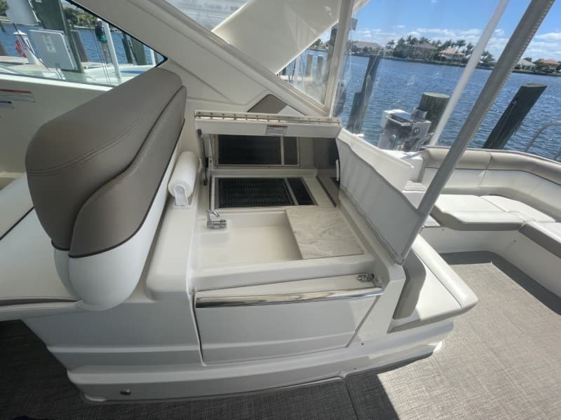 2015 Tiara Sport 3100 Coronet - wet bar