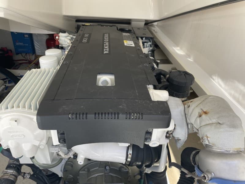 2015 Tiara Sport 3100 Coronet - starboard engine