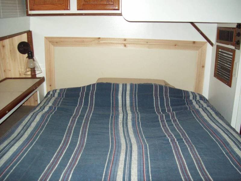 33 Under The Wire 1979 Chris Craft Catalina Rear Cabin