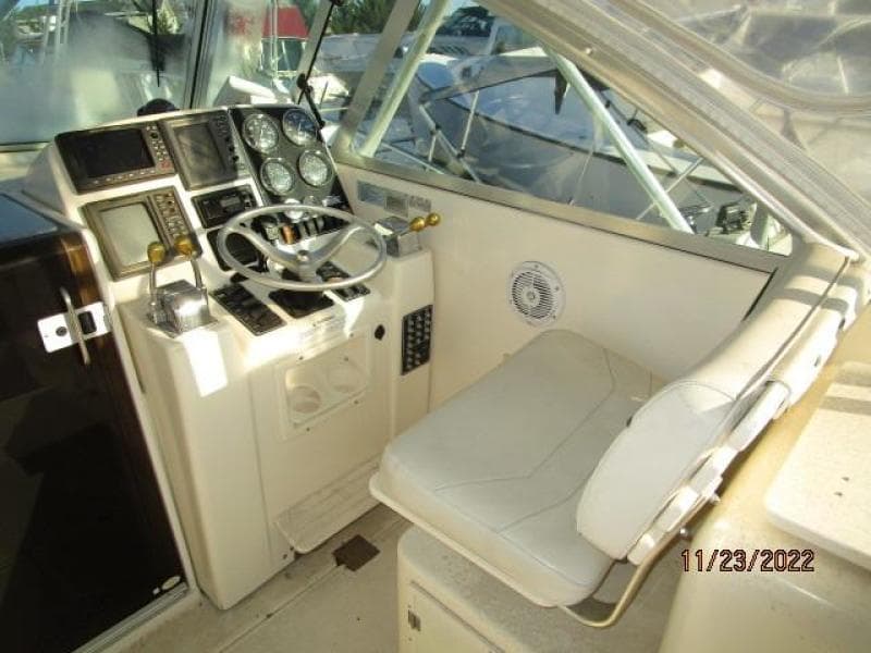 30' Pursuit helm1