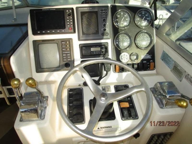 30' Pursuit helm2