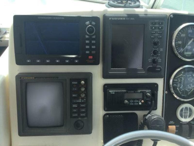 30' Pursuit helm3