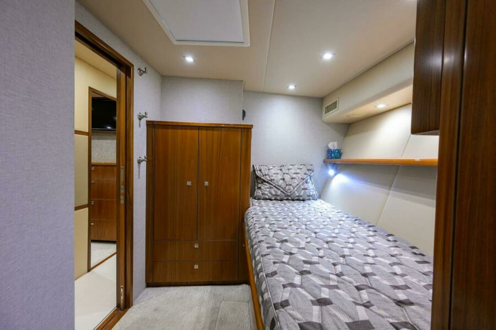 Viking 80 - LAMPLIGHTER - Mid Starboard Stateroom