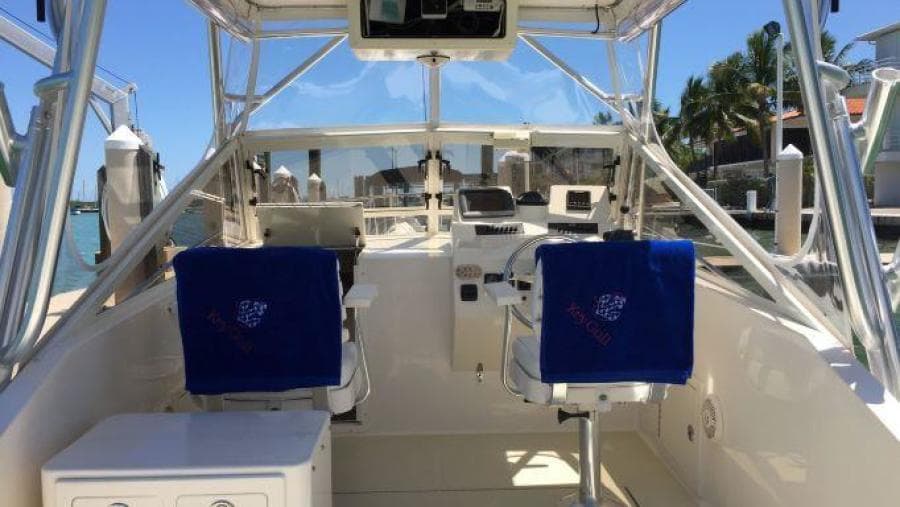 25' Carolina Classic helm forward