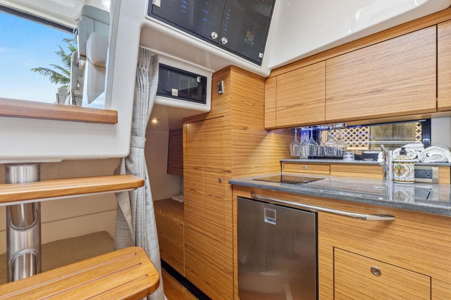 2022 Boston Whaler 405 Conquest