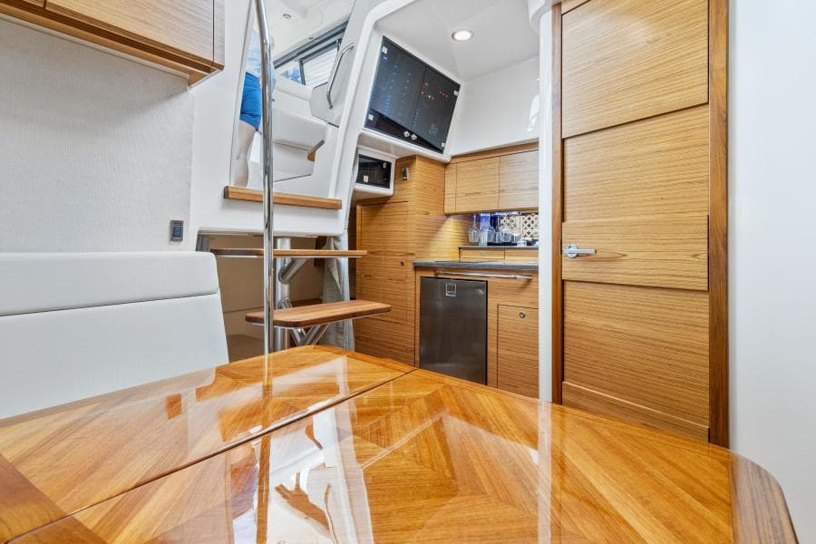 2022 Boston Whaler 405 Conquest