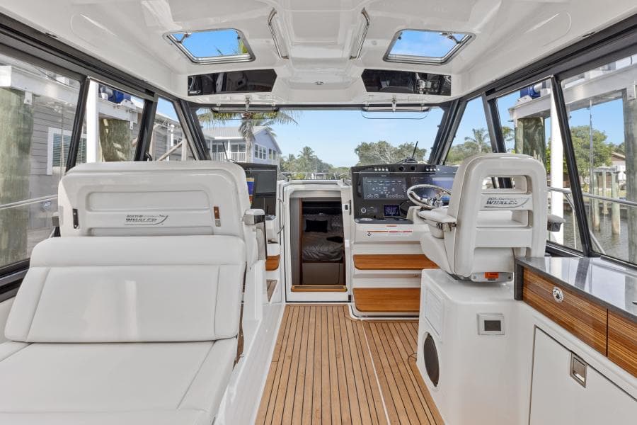 2022 Boston Whaler 405 Conquest