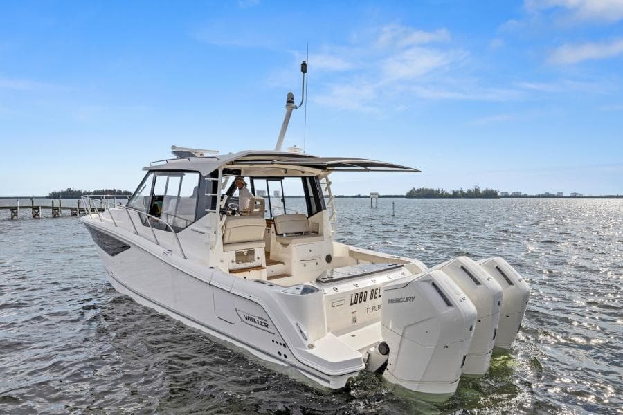 2022 Boston Whaler 405 Conquest