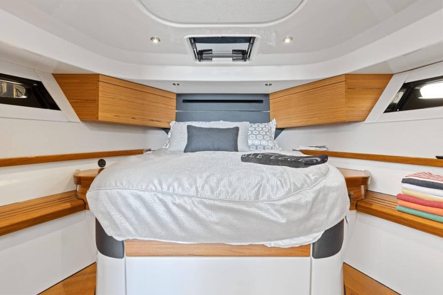 2022 Boston Whaler 405 Conquest