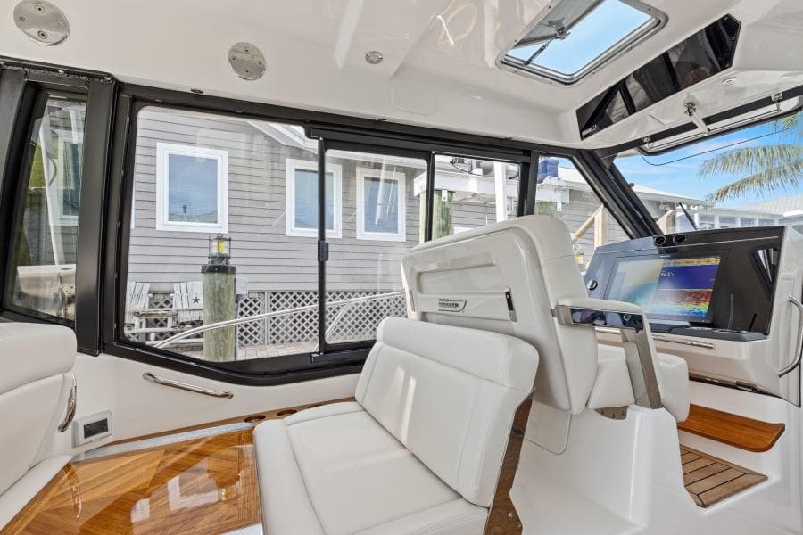 2022 Boston Whaler 405 Conquest