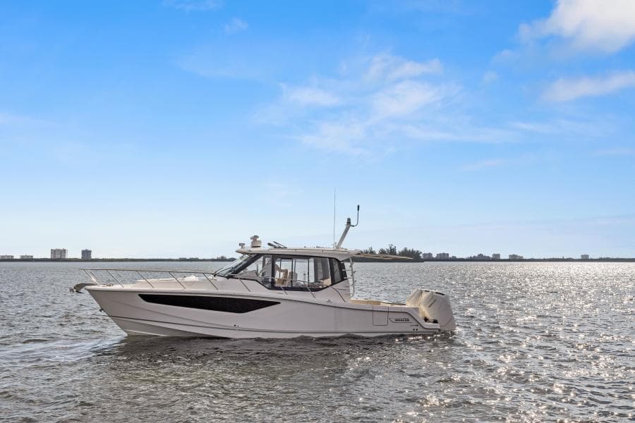 2022 Boston Whaler 405 Conquest